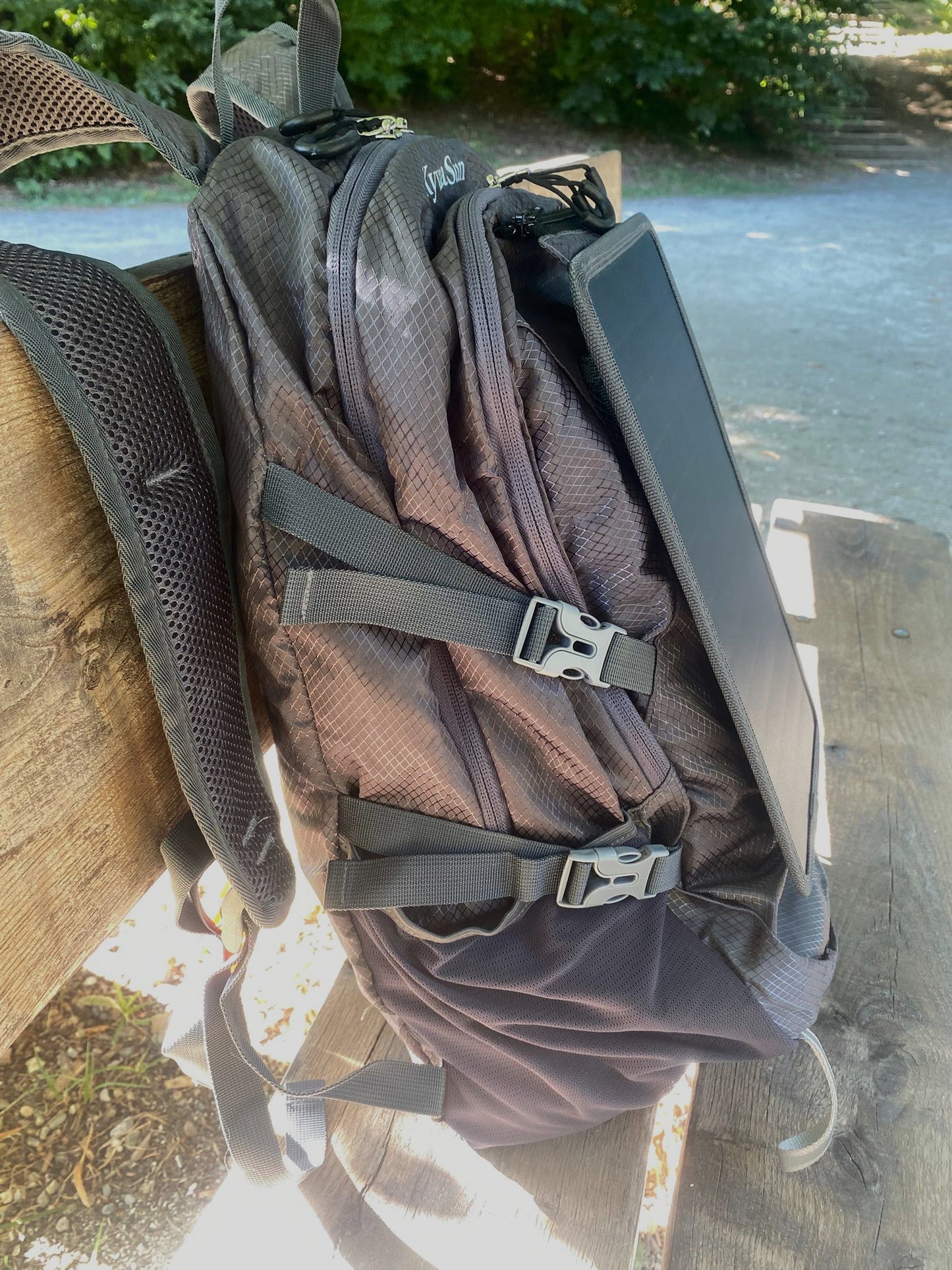 Sac à dos solaire pliable 35L – Recharge USB, compact et imperméable – Idéal rando & voyage